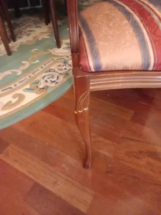 Sillón de brazos de madera y tela