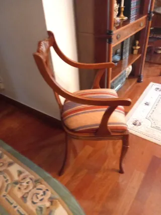Sillón de brazos de madera y tela