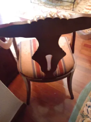 Sillón de brazos de madera y tela