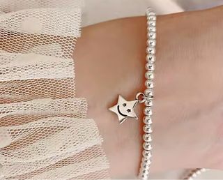 Pulsera de plata con charm de estrella sonriente
