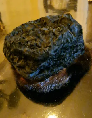 Gorro de astracan y piel