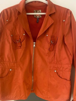 Cazadora naranja con  cremallera. Talla una L