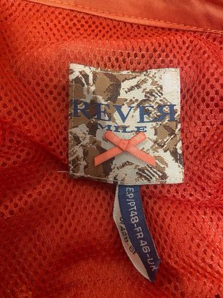 Cazadora naranja con  cremallera. Talla una L