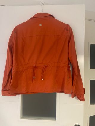 Cazadora naranja con  cremallera. Talla una L