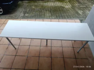 Mesa de escritorio blanca metálica