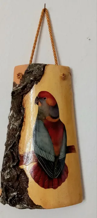 Tegola in coccio decorata con pappagallo