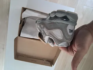 Zapatillas Asics grises y blancas