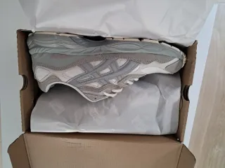 Zapatillas Asics grises y blancas