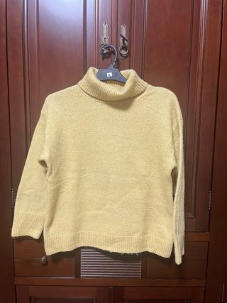 Jersey cuello alto amarillo talla M