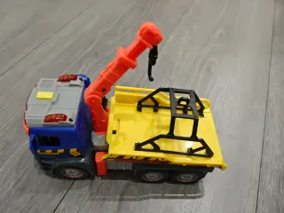 Camión grúa de juguete