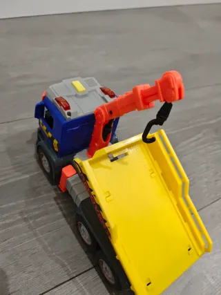 Camión grúa de juguete