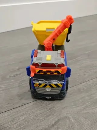 Camión grúa de juguete