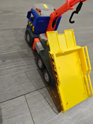 Camión grúa de juguete