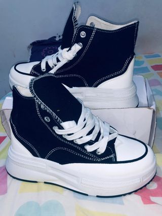 Zapatillas altas negras y blancas