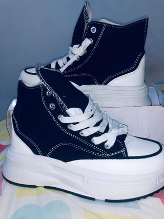 Zapatillas altas negras y blancas