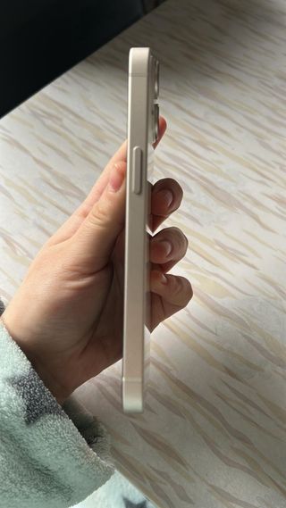 iPhone 14 Blanco con Funda y Cargador