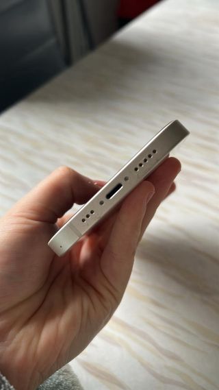 iPhone 14 Blanco con Funda y Cargador