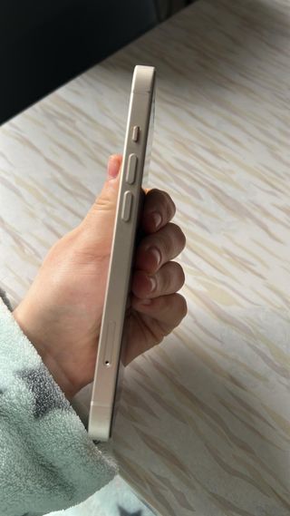 iPhone 14 Blanco con Funda y Cargador