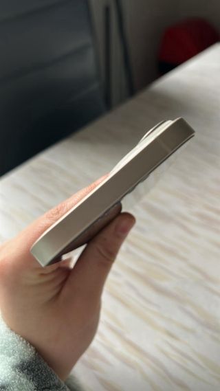 iPhone 14 Blanco con Funda y Cargador