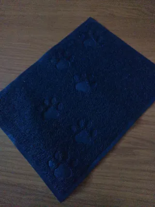 Alfombra para perro con huellas