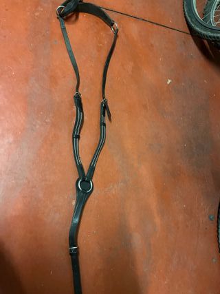 Pechopetral de cuero negro