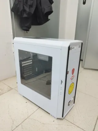 Caja PC Blanca con Fuente de Alimentación