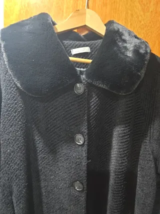 Elegante abrigo negro mujer