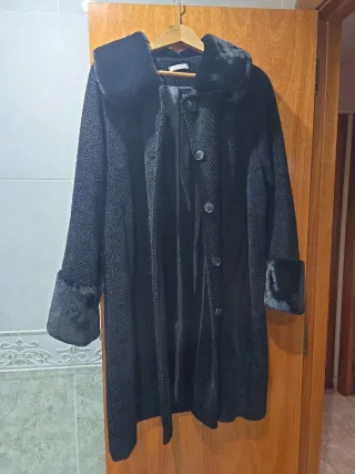Elegante abrigo negro mujer