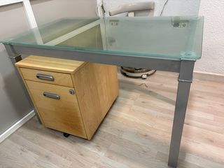 Mesa estudio cristal y cajonera madera