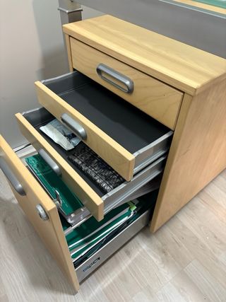 Mesa estudio cristal y cajonera madera