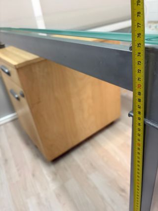 Mesa estudio cristal y cajonera madera