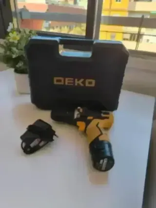 Taladro Deko con maletín y cargador