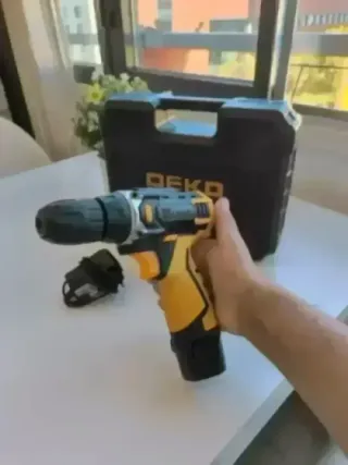 Taladro Deko con maletín y cargador