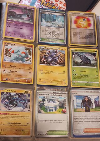 Collezione 161 carte Pokemon + 2 raccoglitori