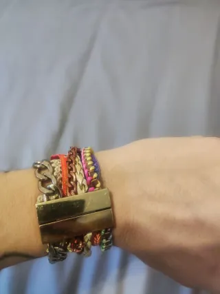 Pulsera estilo boho con detalles dorados