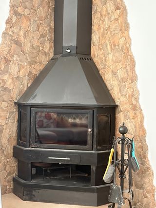 Estufa de leña negra