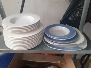 Juego de platos de porcelana blancos y azules