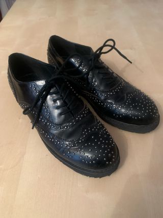 Zapatos negros cordones remaches T38