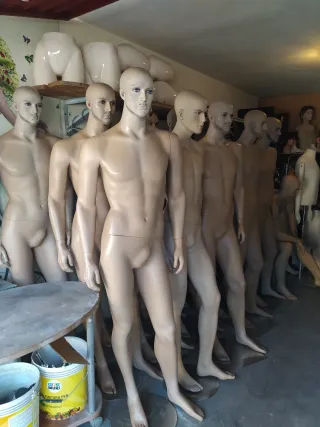 Manichini uomo realistici beige