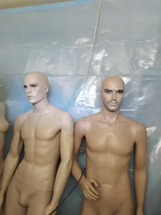 Manichini uomo realistici beige