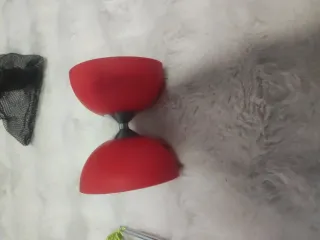 Red de malabares con lazos rojos