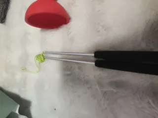 Red de malabares con lazos rojos