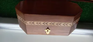 Caja de madera decorada con elefante