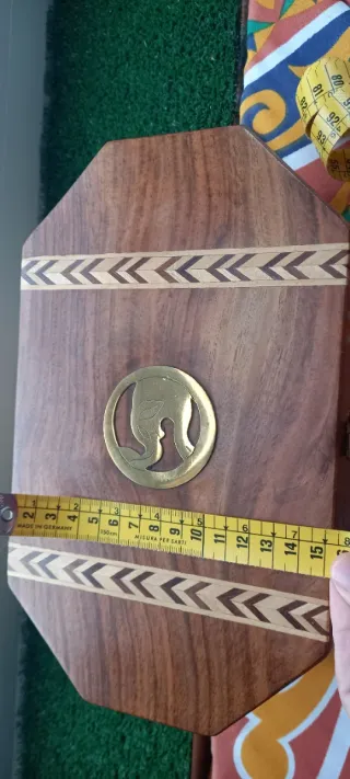 Caja de madera decorada con elefante