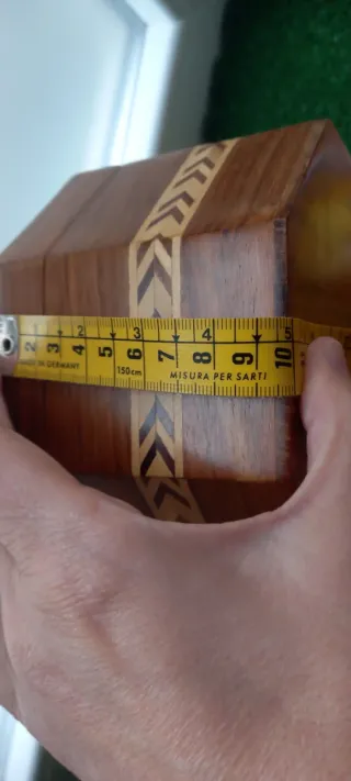 Caja de madera decorada con elefante