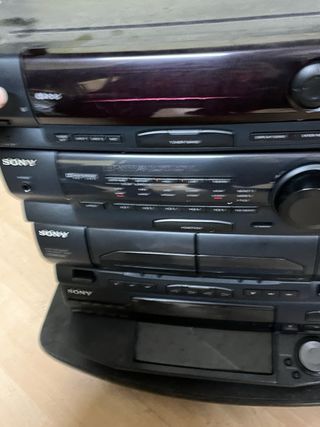 Minicadena Sony con 5 altavoces y mesa