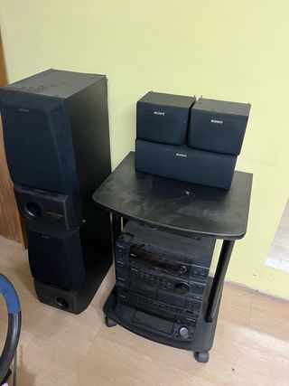 Minicadena Sony con 5 altavoces y mesa