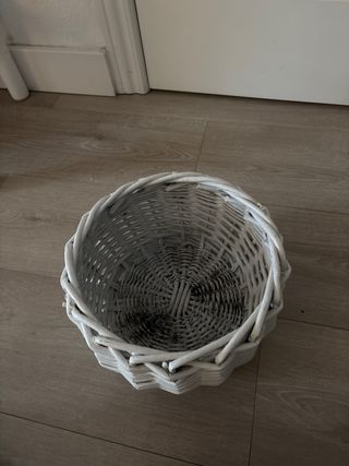 Cesta de mimbre blanca con maceta verde