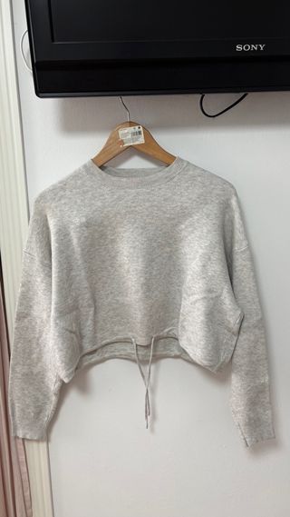 Sudadera gris corta con cordón