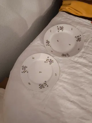 Fuente de porcelana y plato con borde dorado